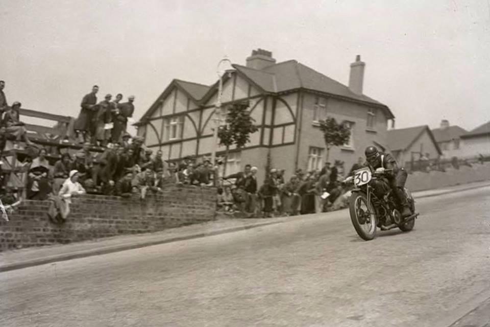 Woods descends Bray Hill on a Moto Guzzi during the 1935 TT