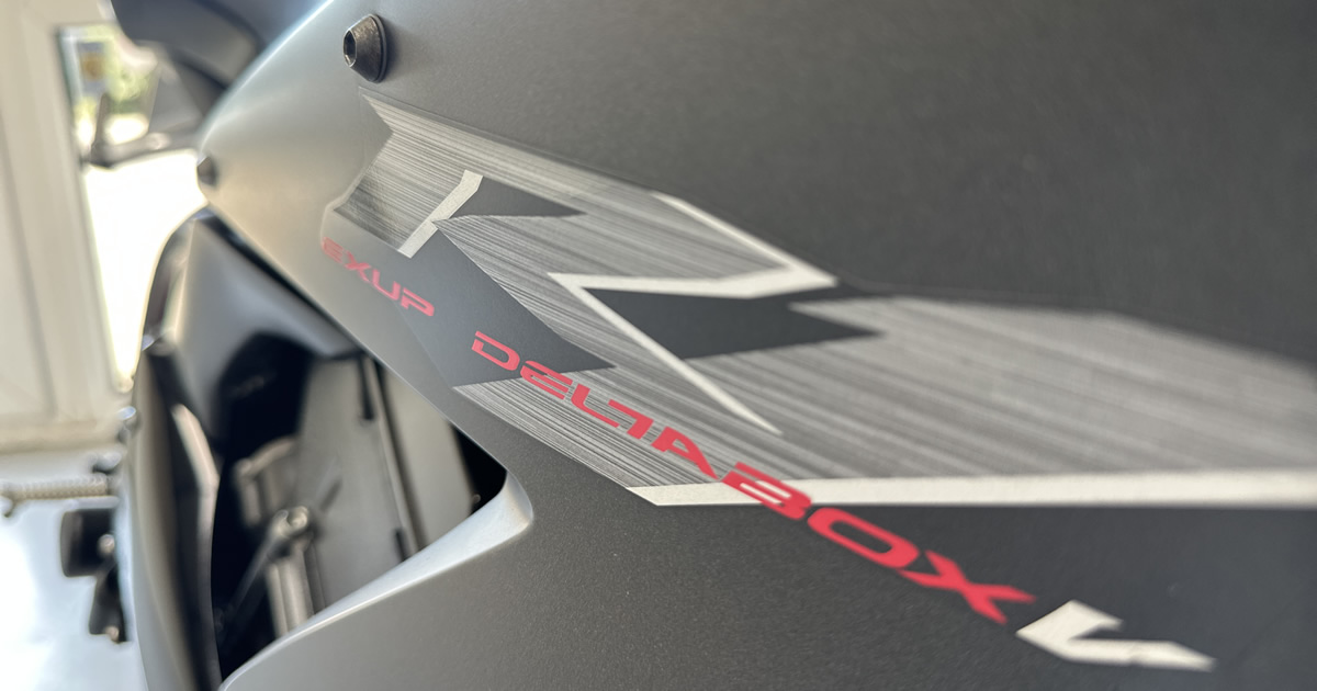 Timeless Black: A Detailed Look at the 2006 Yamaha YZF-R1 Raven Edition