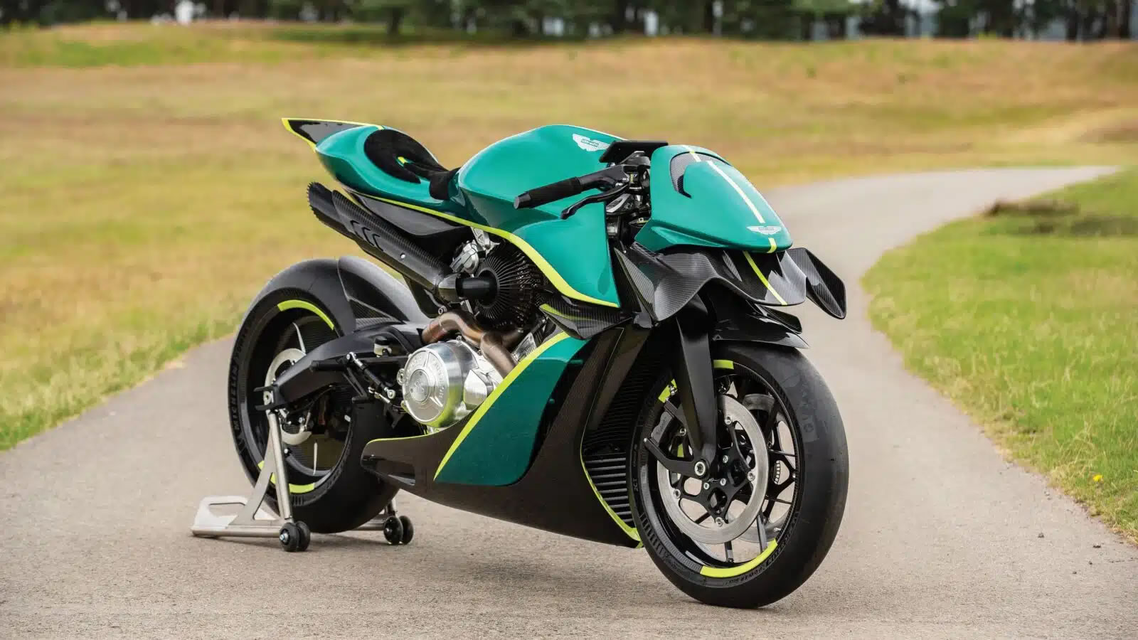 The AMB 001 Pro: Aston Martin’s 225 HP Track Hyperbike with F1 Power-to-Weight