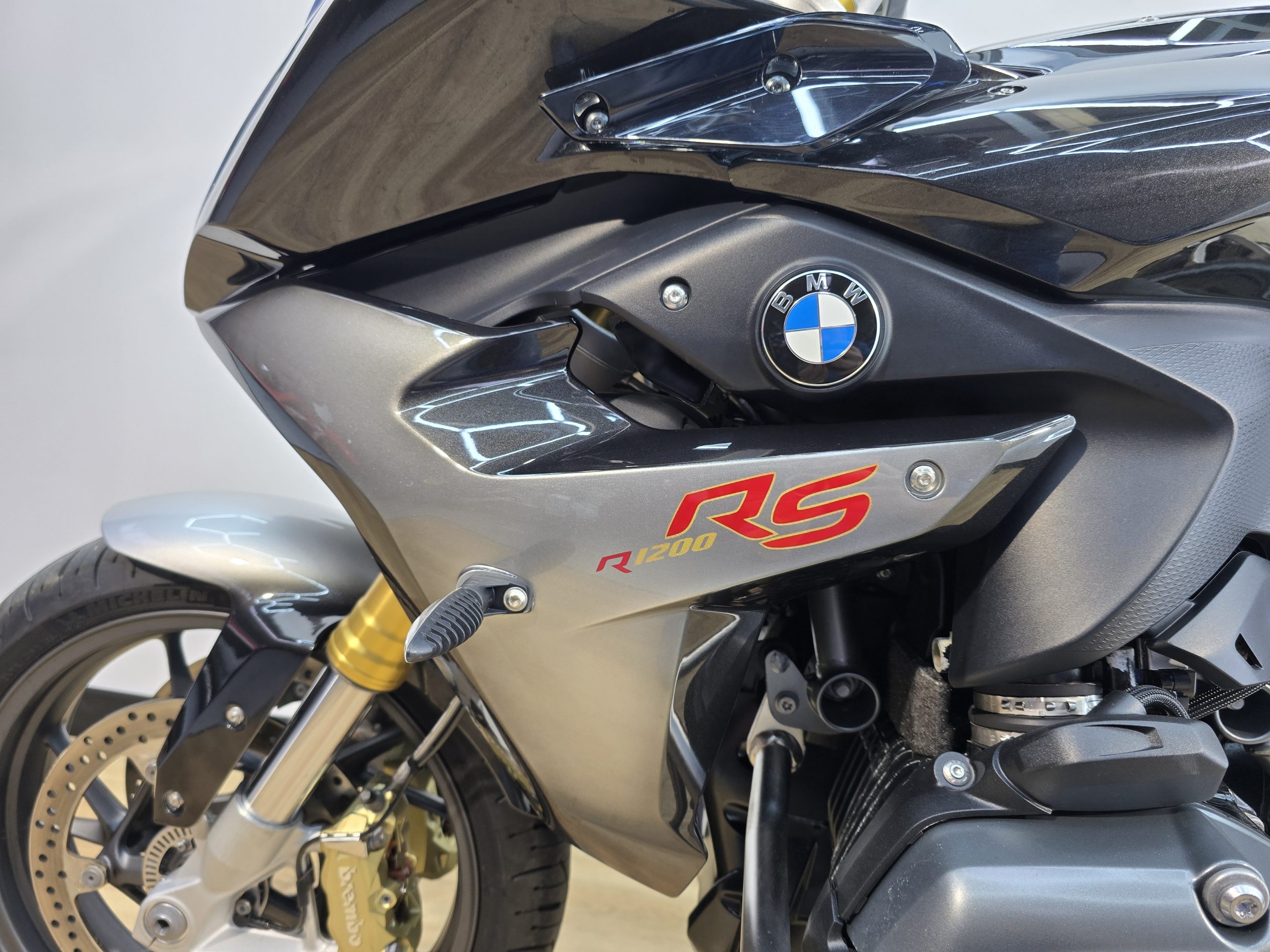 The Gentleman's Express: A Detailed 2016 BMW R1200RS Iconic Review