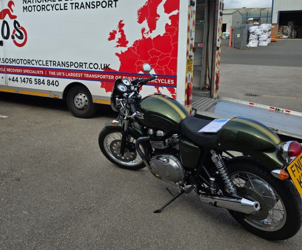 collecting Triumph Thruxton 900