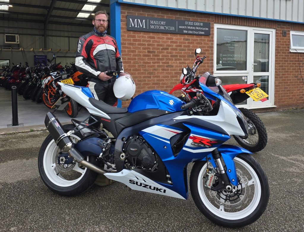 collecting Suzuki GSX-R 1000